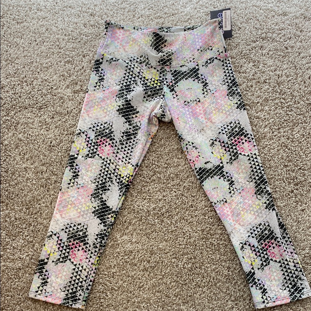 Onzie yoga Graphic Capri pants. Size XS
BNWT